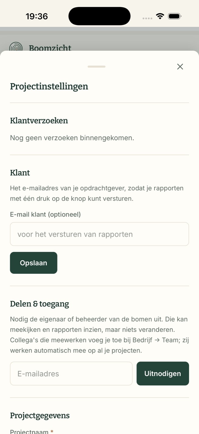 De projectinstellingen met het e-mailveld van de klant en de uitnodigknop