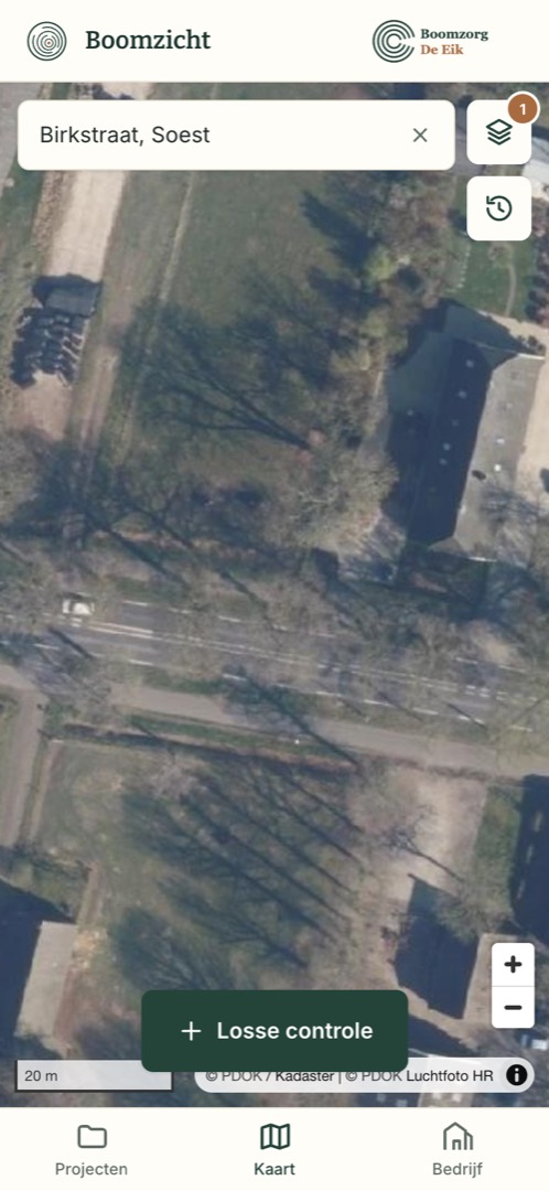 Het kaartscherm van de app bij een opgezochte straat in Soest, met de PDOK-laag luchtfoto